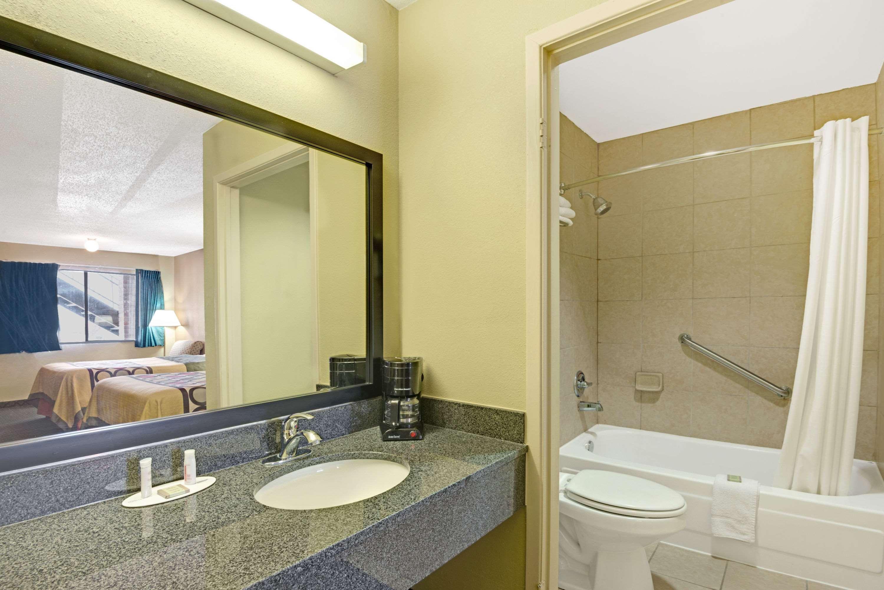 Super 8 By Wyndham Universal City Extérieur photo