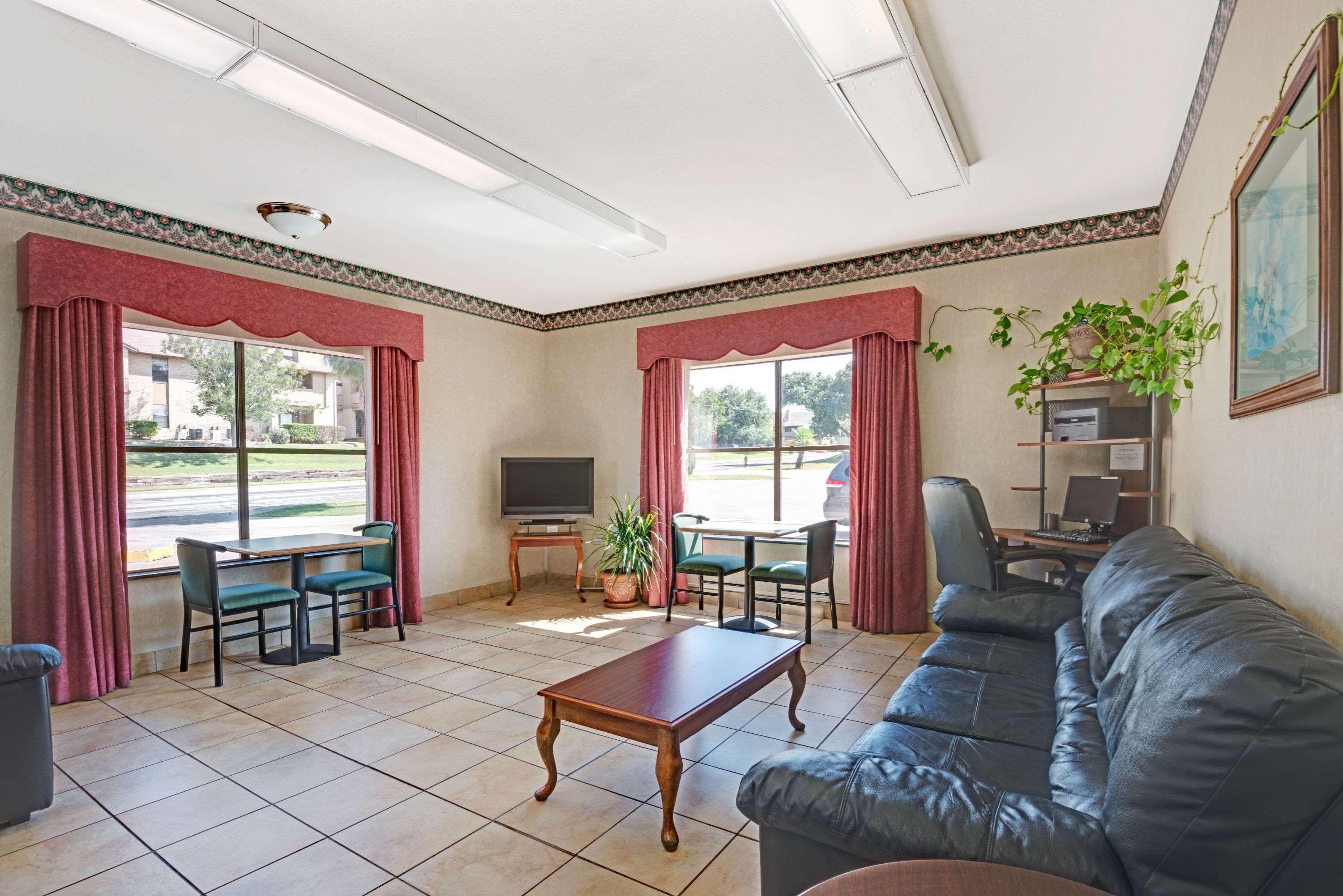 Super 8 By Wyndham Universal City Extérieur photo