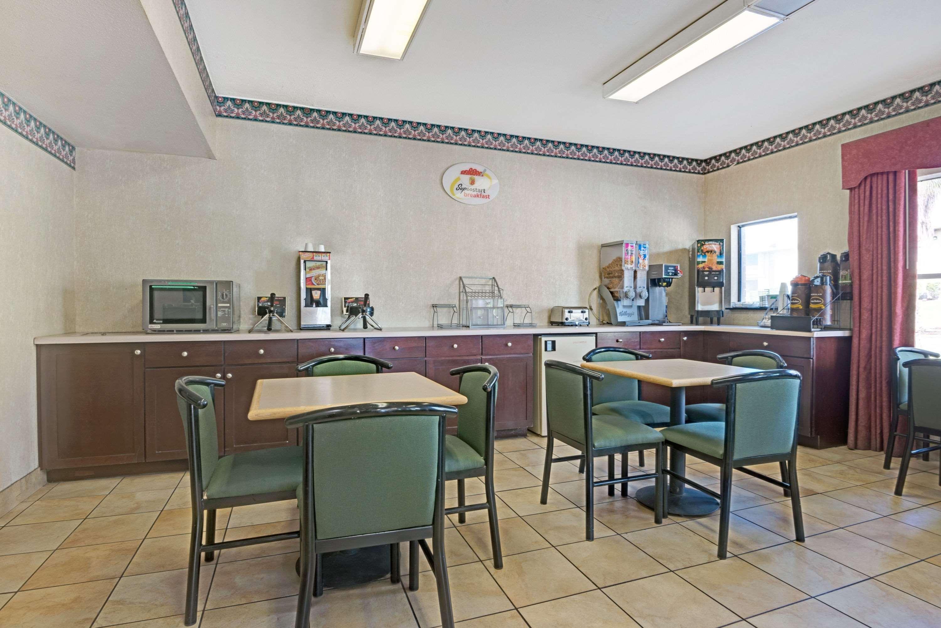 Super 8 By Wyndham Universal City Extérieur photo