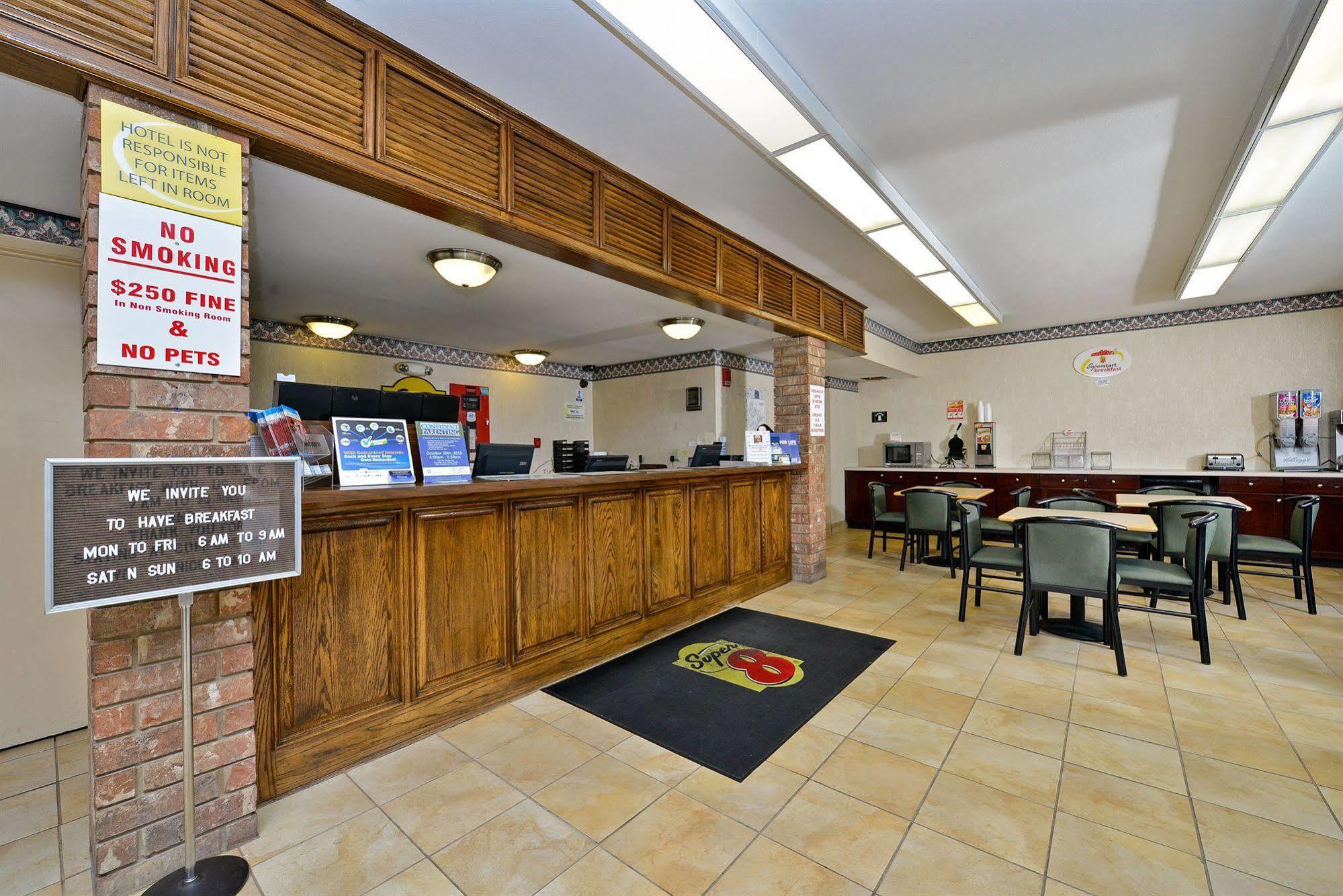 Super 8 By Wyndham Universal City Extérieur photo