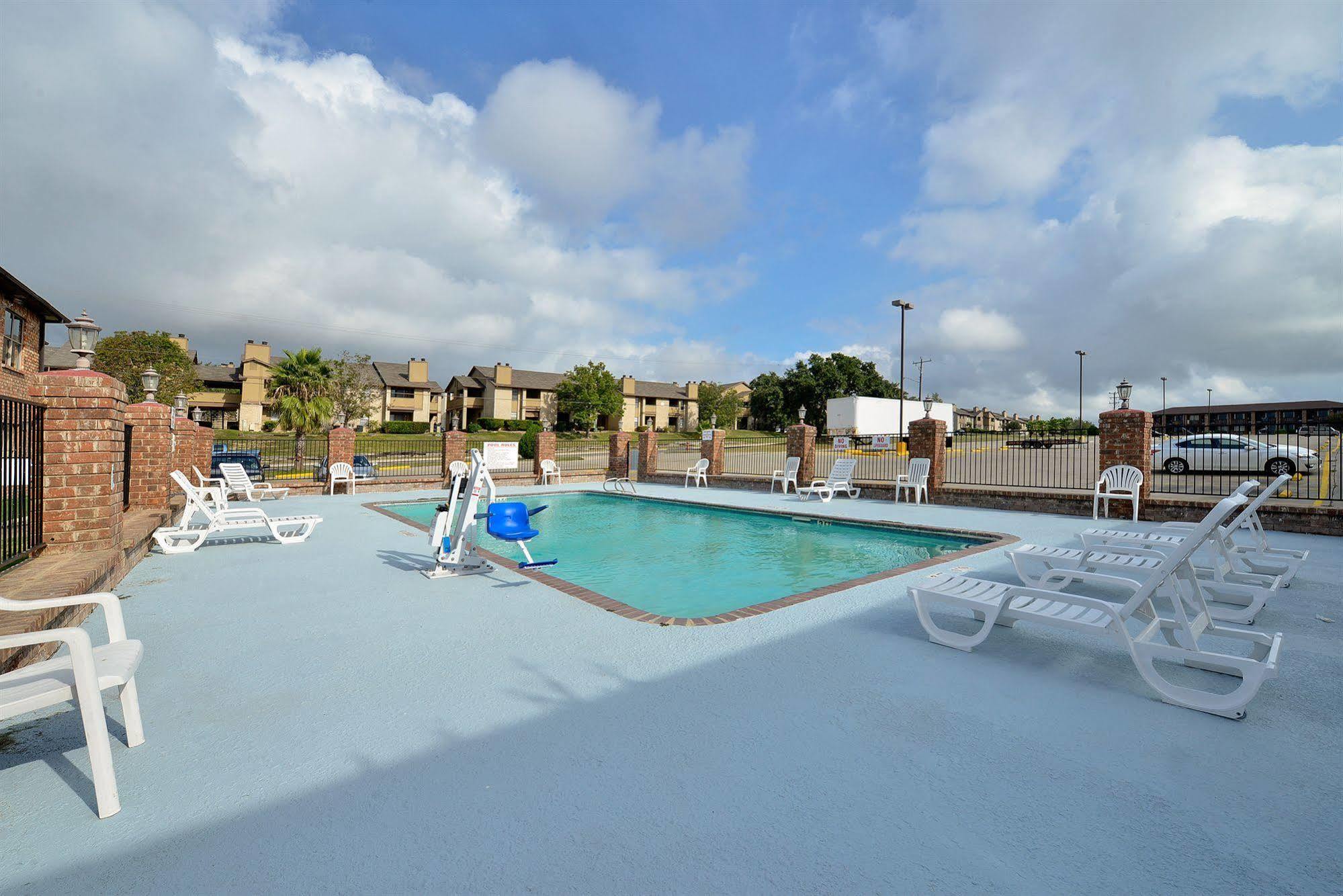Super 8 By Wyndham Universal City Extérieur photo